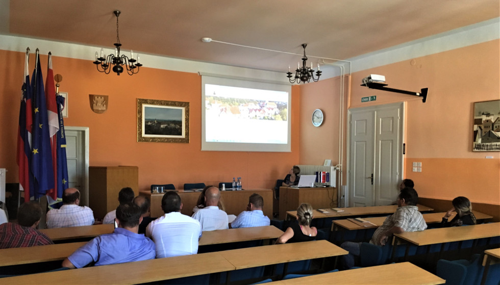 Udeleženci usposabljanja sedijo v vrstah