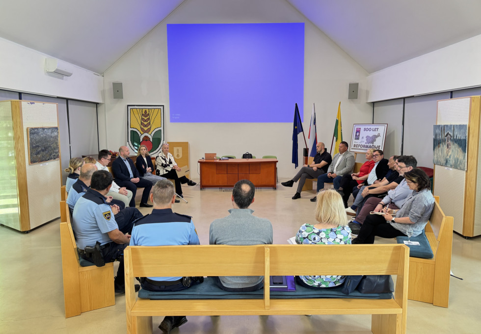 Udeleženci dogodka sedijo v krogu