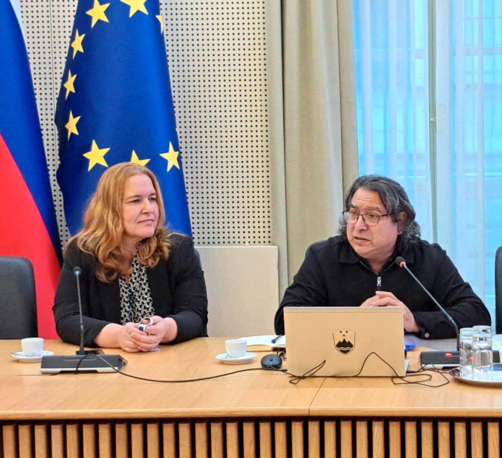 Danica Polak Gruden in Jožek Horvat Muc sedita za mizo