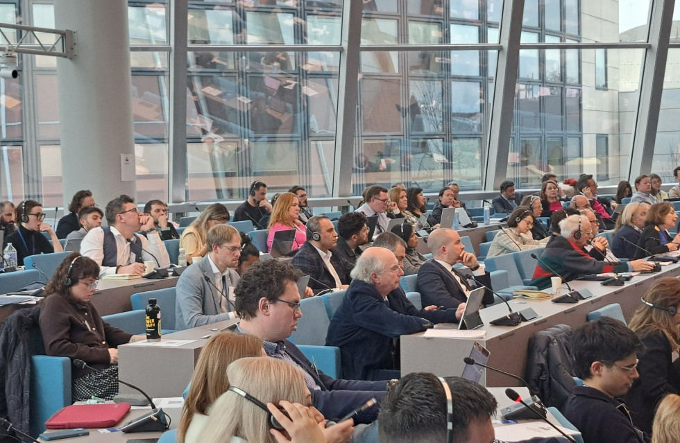 Udeleženci sedijo v dvorani Sveta Evrope