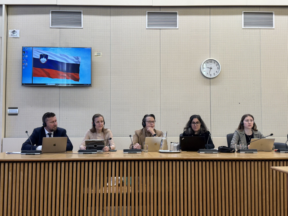 Strokovnjaki odbora OKVNM sedijo za mizo