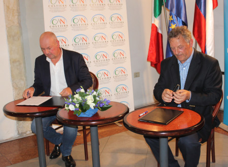 Alberto Scheriani in Janez Pavčnik podpisujeta pogodbo.