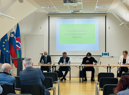 Pri mizi sedijo župan Občine Ribnica, mag. Stanko Baluh in Jožef Horvat Sandreli