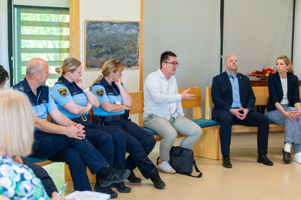 Slika udeležencev z dogodka "Izzivi pri urejanju bivanjskih pogojev pripadnic in pripadnikov romske  skupnosti v občinah z evidentiranimi romskimi naselji"