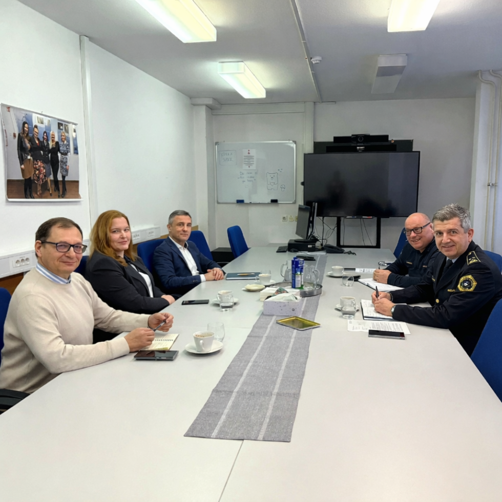 Udeleženci sestanka sedijo za mizo