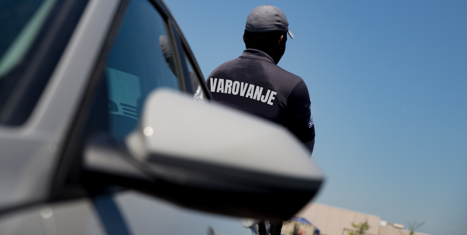 Slika zamegljenega varnostnika ali policaja, ki sloni ob avtomobilu