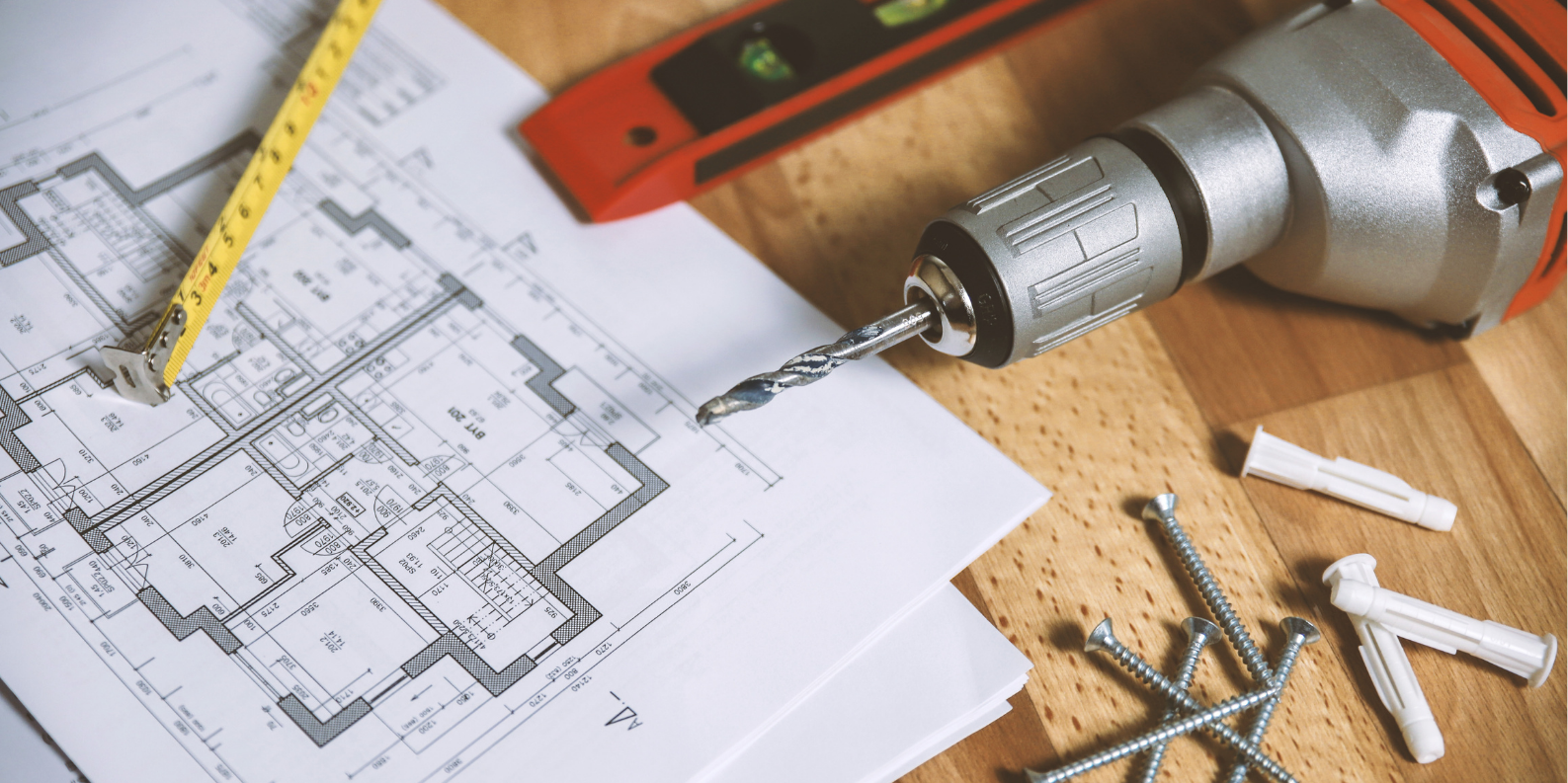 Na sliki je objekt z igriščem in otroškimi igrali