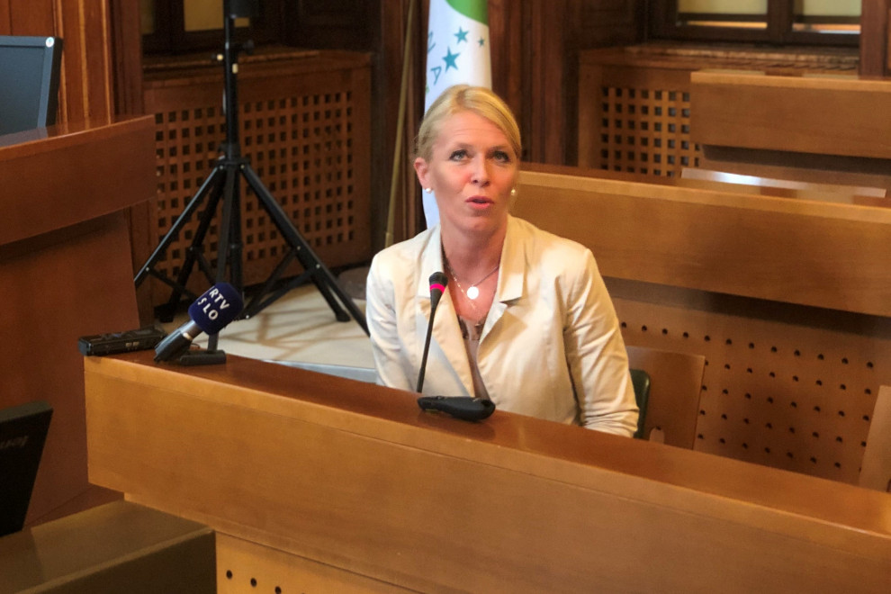 Direktorica Urada Vlade za oskrbo in integracijo migrantov Katarina Štrukelj na konferenci