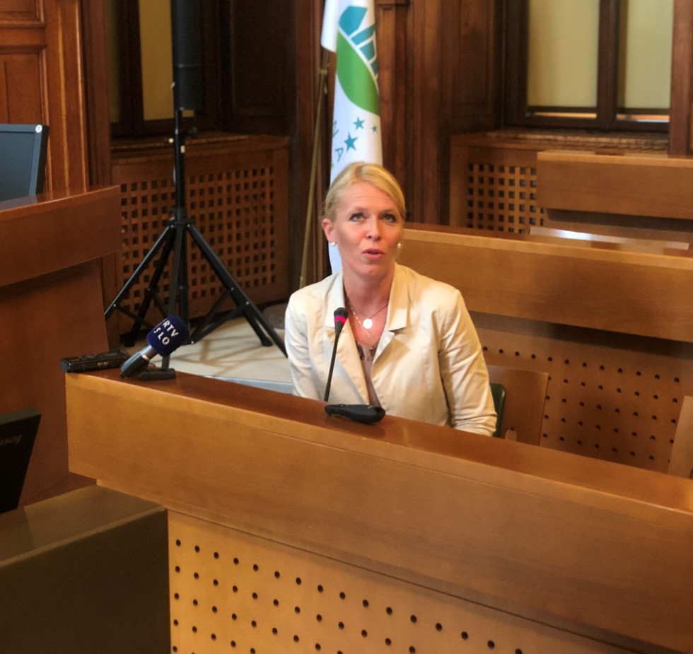Direktorica Urada Vlade za oskrbo in integracijo migrantov Katarina Štrukelj na konferenci