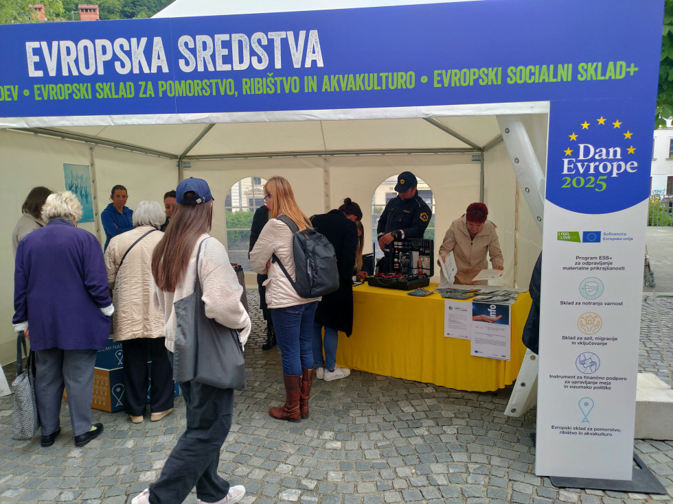 Obiskovalci si ogledujejo projekte pod okriljem UOIM