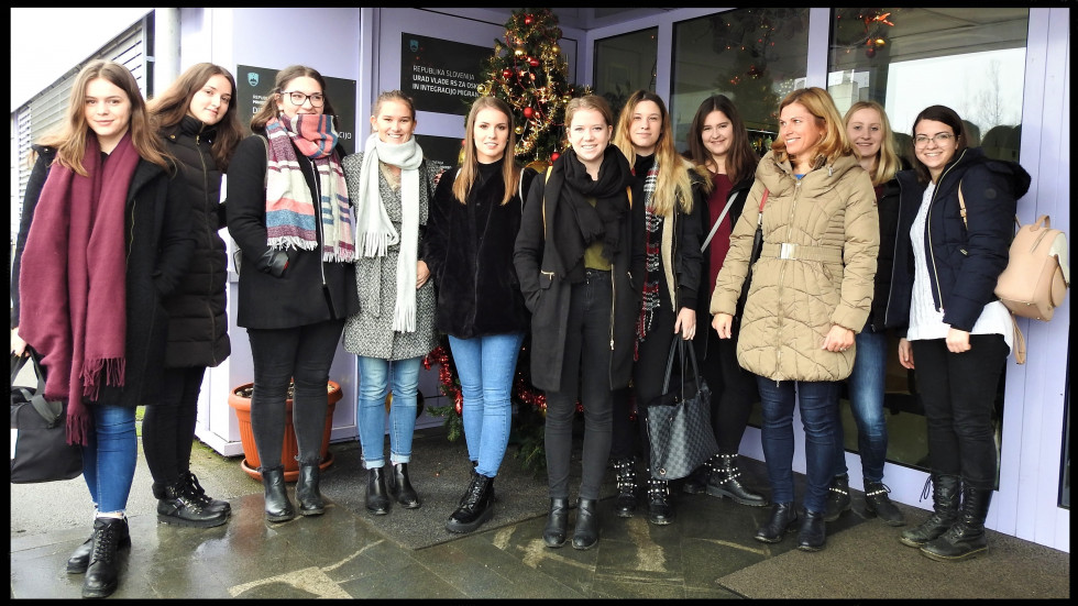 Študentke Pedagoške fakultete v Ljubljani pred vhodom Azilnega doma Vič