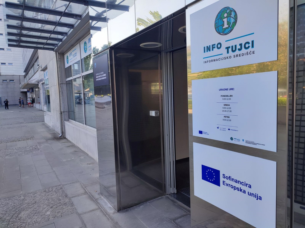 Novo poslopje, Infotujci, napis z objavljenim urnikom delovanja