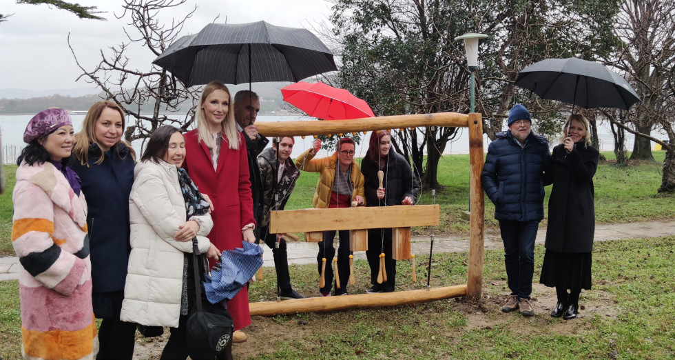predstavniki Sile, Slovenske filantropije, Občine Ankaran in Urada Vlade Republike Slovenije za oskrbo in integracijo migrantov ob uradni predaji igrala za otroke, leseno igralo v ospredju in morje v ozadju