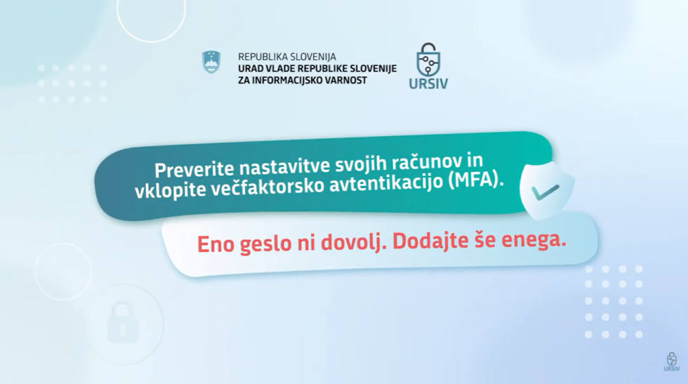Grafika z logotipoma Republike Slovenije in URSIV ter napisoma »Preverite nastavitve svojih računov in vklopite večfaktorsko avtentikacijo (MFA).« in »Eno geslo ni dovolj. Dodajte še enega.« Ob besedilu je ikona ščita s kljukico, ki simbolizira dodatno za