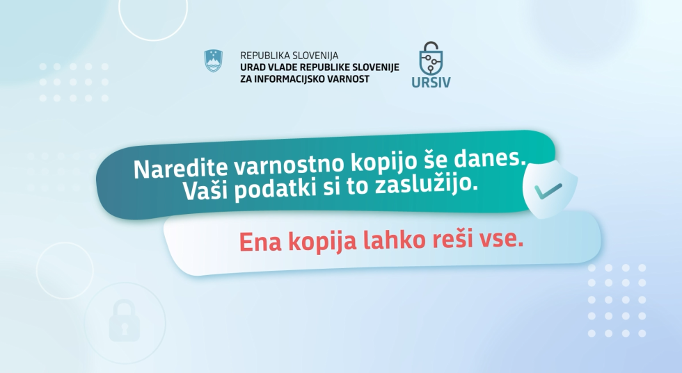 Grafika vsebuje sporočilo o pomenu varnostnih kopij. Na sliki je zapis: »Naredite varnostno kopijo še danes. Vaši podatki si to zaslužijo. Ena kopija lahko reši vse.« Besedilo spodbuja k rednemu shranjevanju kopij pomembnih podatkov, da jih lahko ohranimo