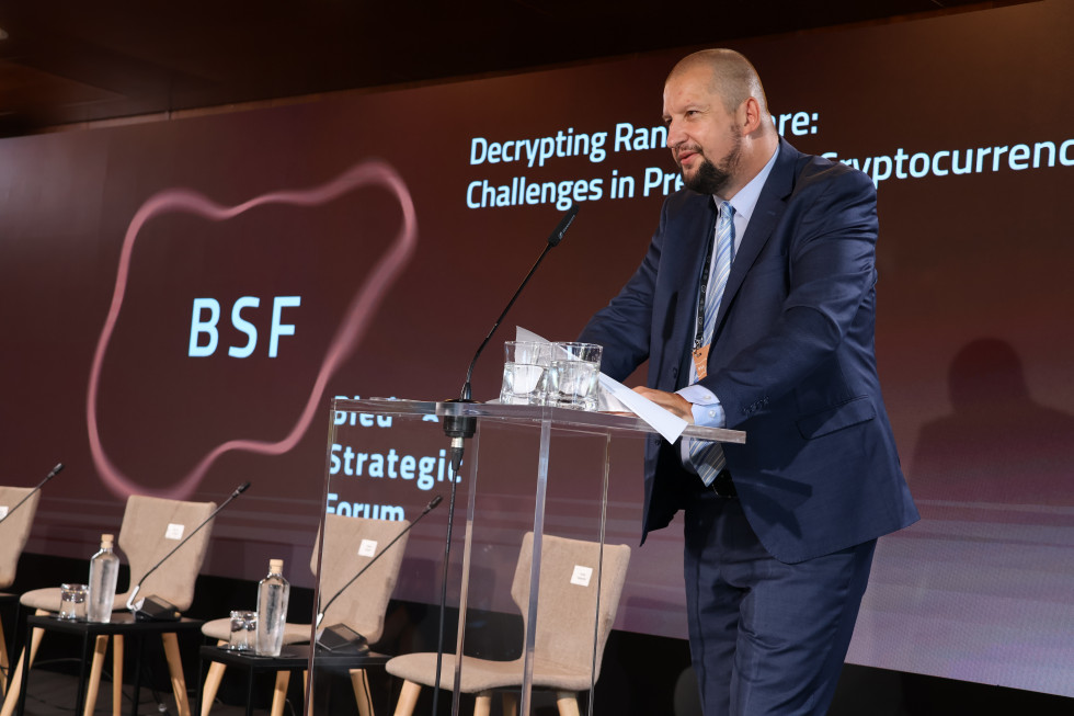 Dr. Uroš Svete, direktor URSIV, za govorniškim pultom na BSF panelu med nagovorom publike