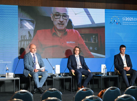 Moderator Dr Luigi Rebuffi, Secretary General, ECSO on the left side