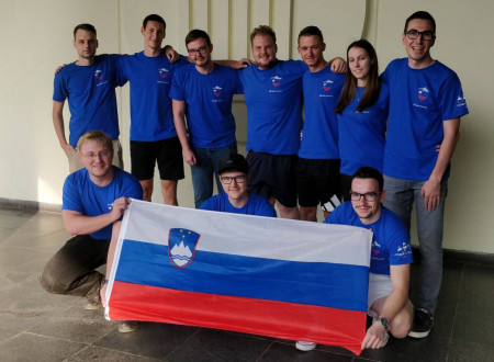 Slovenska ekipa, v prvi vrsti čepijo trije in držijo slovensko zastavo, ostali stojijo v drugi vrsti