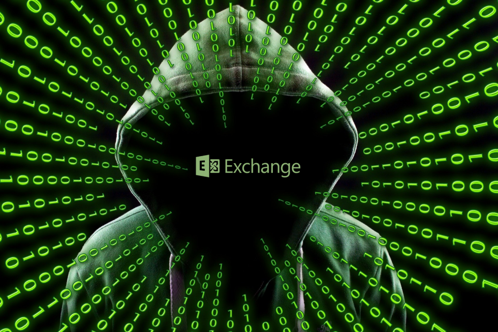 Na sliki je računalniški heker z logotipom strežnika elektronske pošte Microsoft Exchange