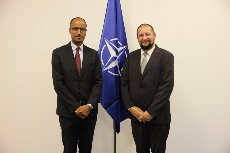 Dve osebi in zastava NATO