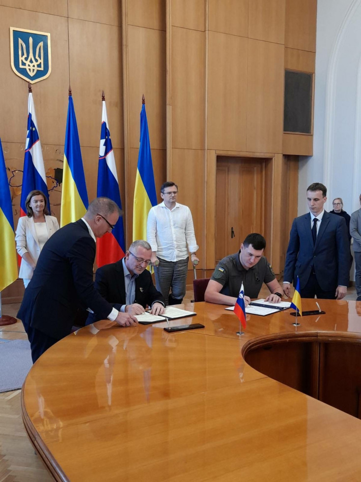 Slovenian and Ukrainian representatives sign a memorandum of understanding