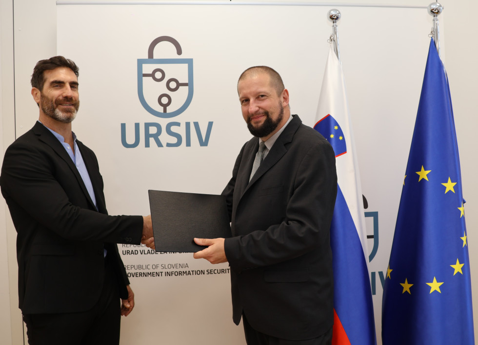 Primopredaja poslov med dosedanjim direktorjem na URSIV-u dr. Urošem Svetetom in vršilcem dolžnosti direktorja dr. Nikom Gamulinom 