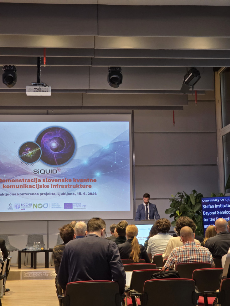 Dvorana, govorec, poslušalci, prezentacija Zaključna konferenca projekta SiQUID.
