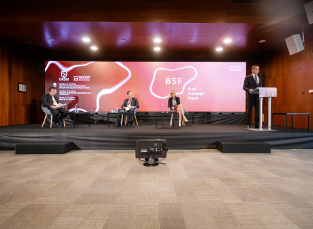 Na sliki so štirje udeleženci panela o kibernetski varnosti z govornikom ministrom za javno upravo Boštjanom Koritnikom v ospredju na desni strani.
