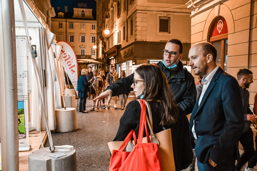 Državni sekretar dr. Dejan Valentinčič in organizatorji Slofesta 2021 na ogledu stojnic