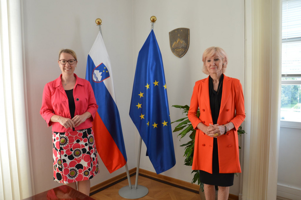 Ministrica dr. Helena Jaklitsch in ministrica Lilijana Kozlovič v prostorih ministrstva za pravosodje