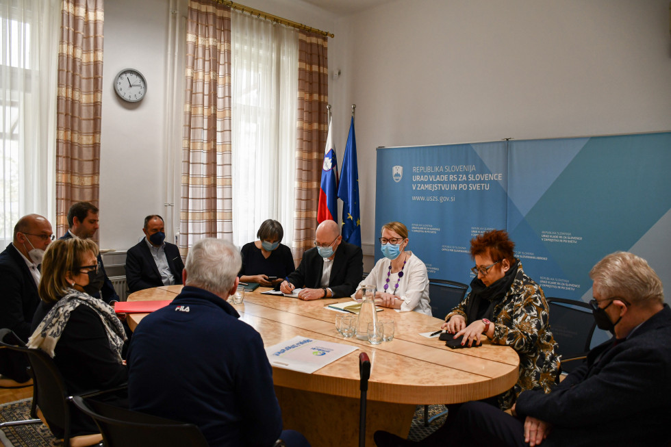  Ministrica dr. Helena, Matej Erjavec, predsednik Košarkarske Zveze Slovenije, Boris Vitez, športni direktor KK Jadran, Ivan Peterlin, predsednik ZSŠDI in senatorka Tatjana Rojc