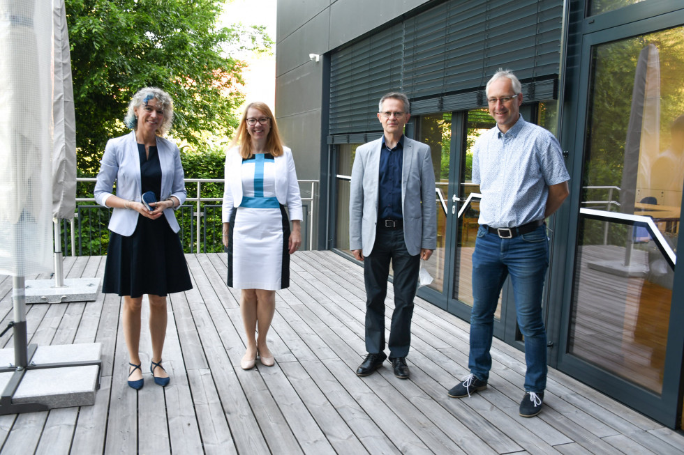 Ministrica dr. Helena Jaklitsch, dr. Anton Novak in predstavnika ljudskih šol