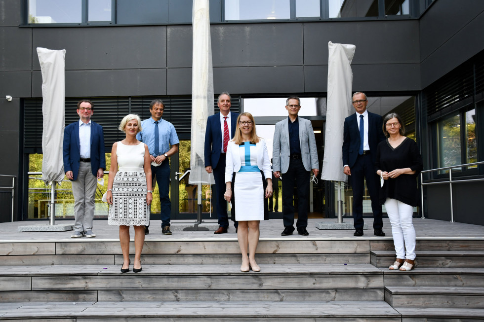 Ministrica dr. Helena Jaklitsch, ravnatelji srednjih šol, predstavnika Deželne pedagoške službe in nadzornik verouka