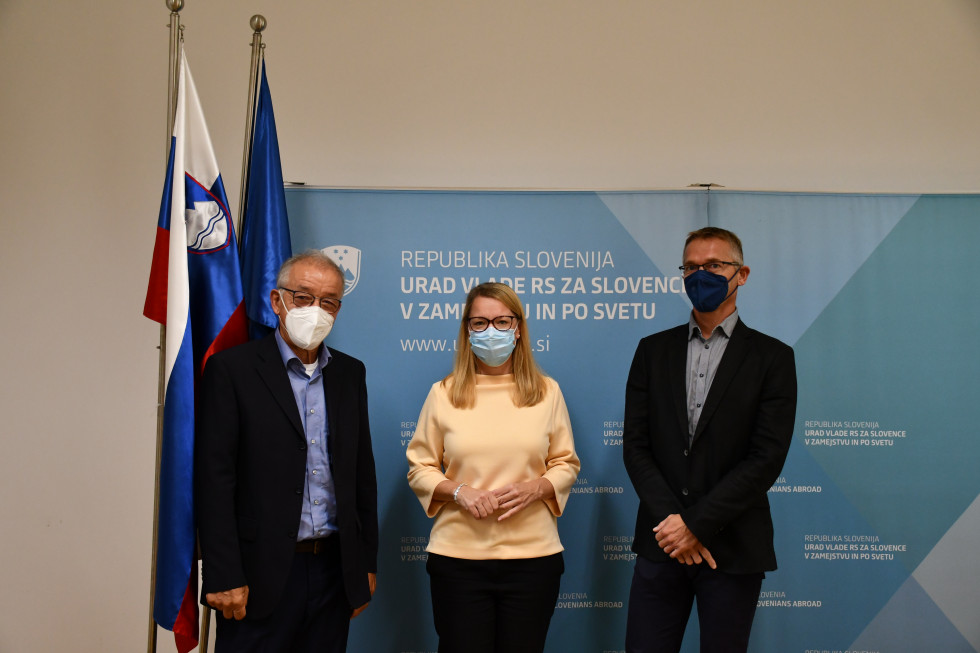 Ministrica dr. Helena Jaklitsch, dr. Mitja Rovšek in dr. Janko Malle v sejni sobi Urada za Slovence v zamejstvu in po svetu