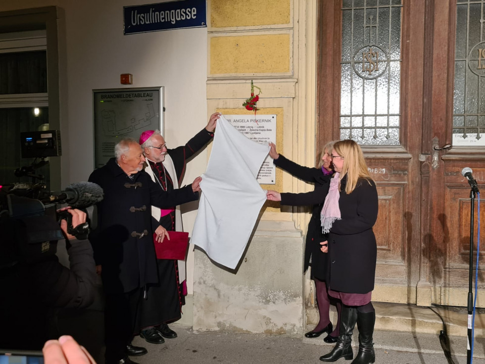 Ministrica skupaj z župnikom odkriva spominsko ploščo