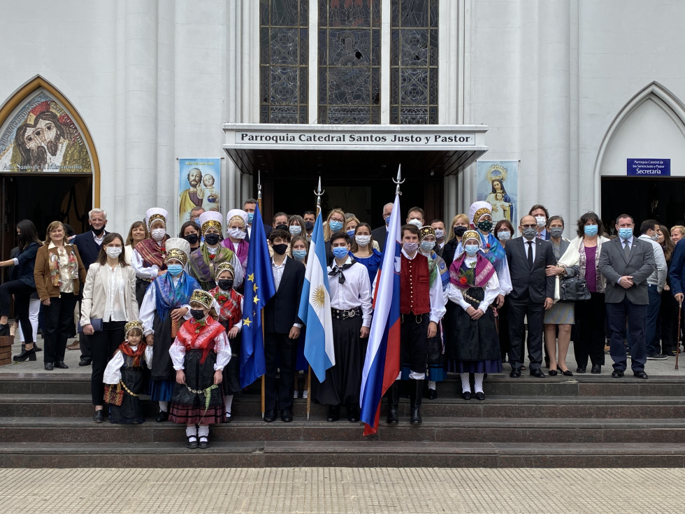 Ministrica dr. Helena Jaklitsch in rojaki pred stolnico po sveti maši