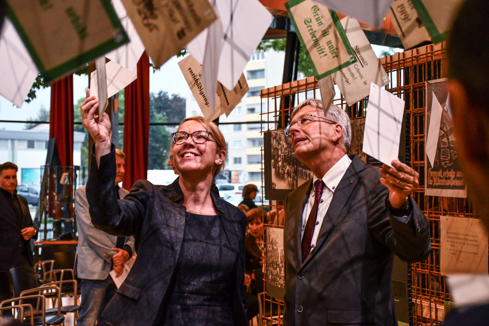 Ministrica dr. Helena Jaklitsch in deželni glavar avstrijske Koroške dr. Peter Kaiser med ogledom razstave