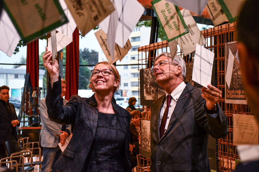 Ministrica dr. Helena Jaklitsch in deželni glavar avstrijske Koroške dr. Peter Kaiser med ogledom razstave