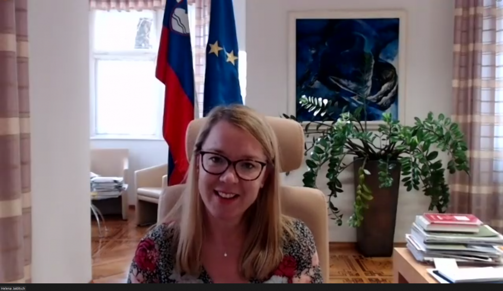 Ministrica, za njo slovenska in evropska zastava.