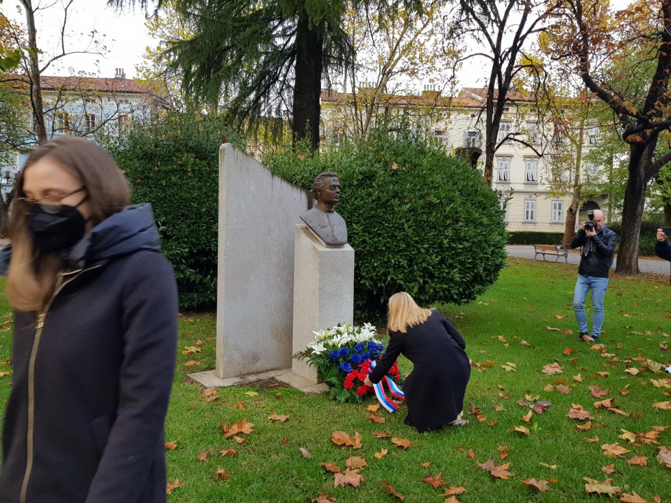 Ob začetku obiska pri Slovencih v Gorici je ministrica dr. Jaklitsch položila cvetje k spomeniku Simona Gregorčiča