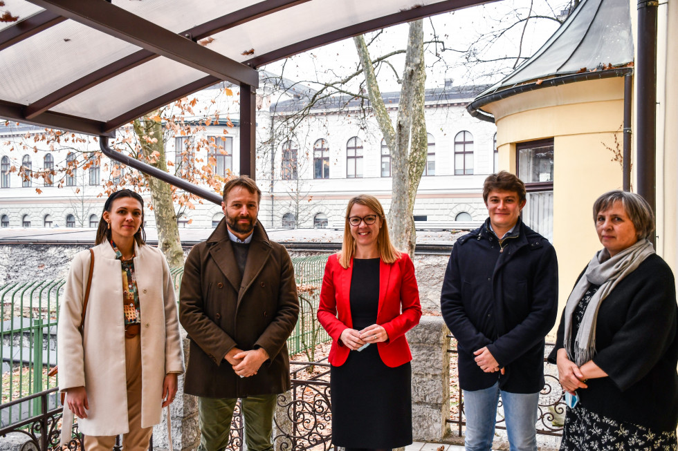 Veronika Srebernič, Franc Fabec , ministrica dr. Helena Jaklitsch, Francesco Chiabai in Irena Vadnjal na Uradu za Slovence v zamejstvu in po svetu