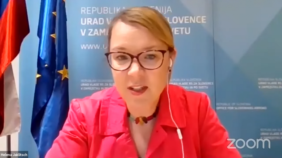 Govori, za njo slovenska in evropska zastava.