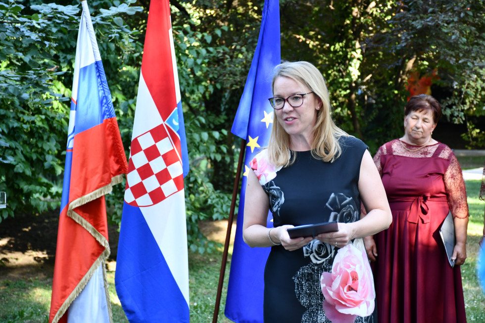 Govori, v ozadju slovenska, hrvaška in evropska zastava.