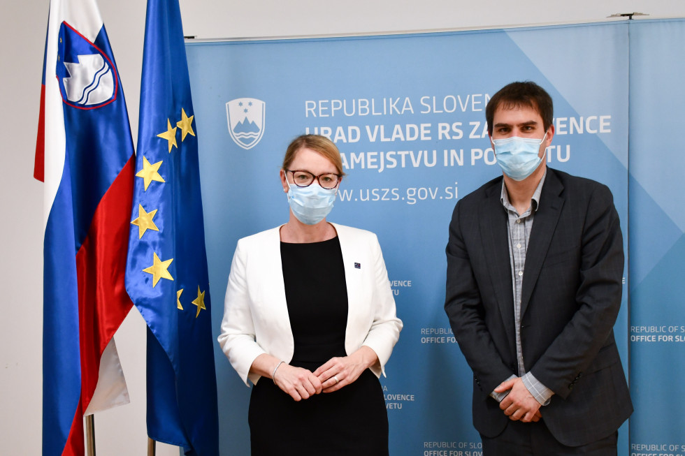 Pred plaktom urada, na strani slovenska in evropska zastava.
