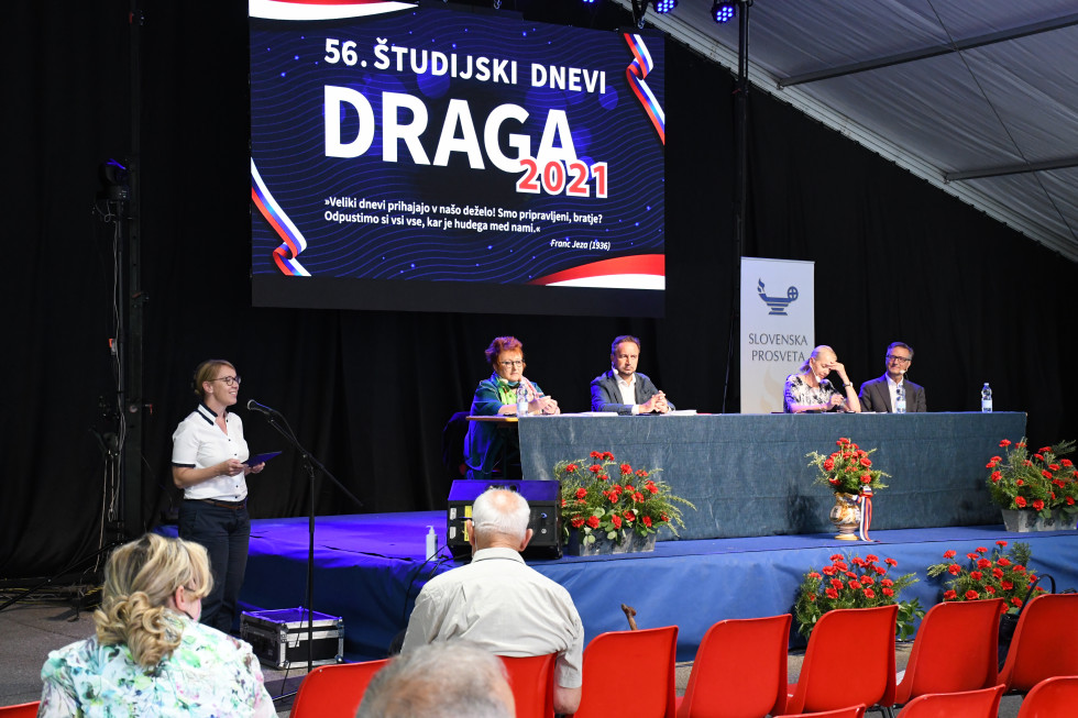 Ministrica na levi strani, na odru gostje okrogle mize, Zgoraj napisa 56. študijski dnevi Draga.