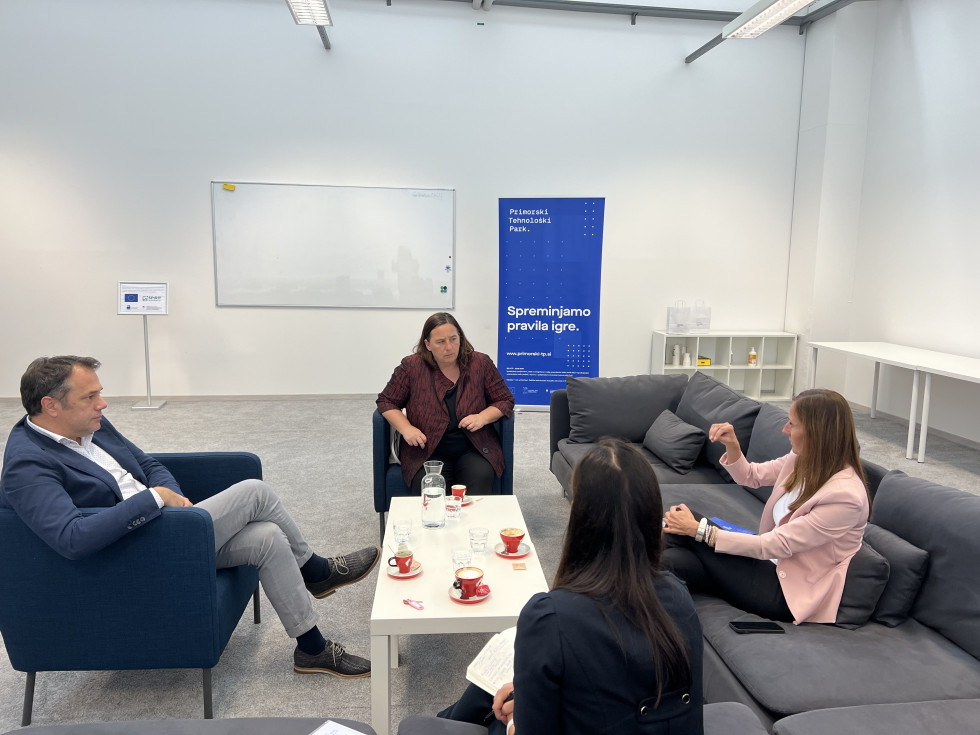 Matej Archon, Vesna Humar, M.Sc. Tanja Kožuh are sitting and talking.