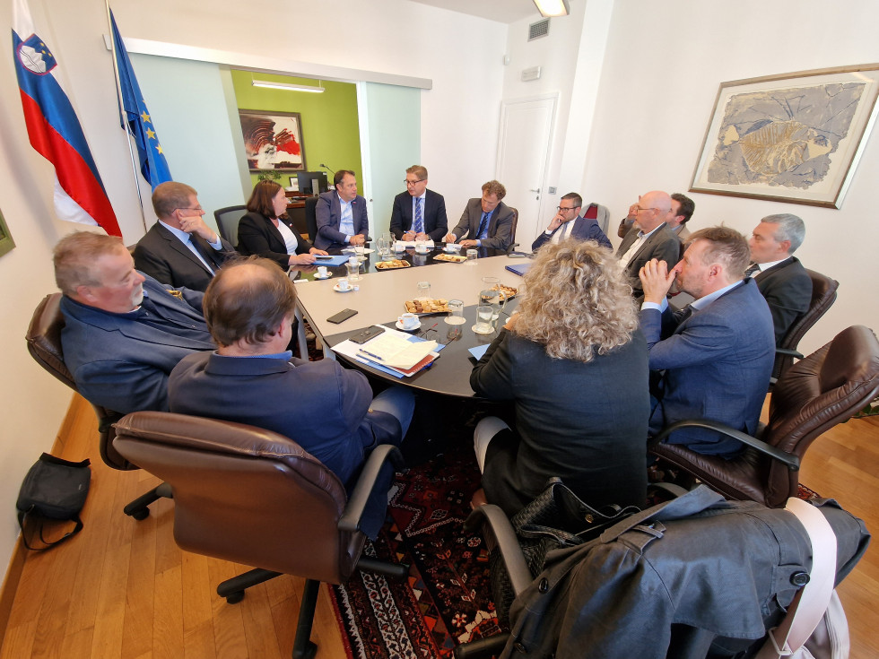 Minister s predstavniki slovenske manjšine v Italiji. Sedijo za mizo.
