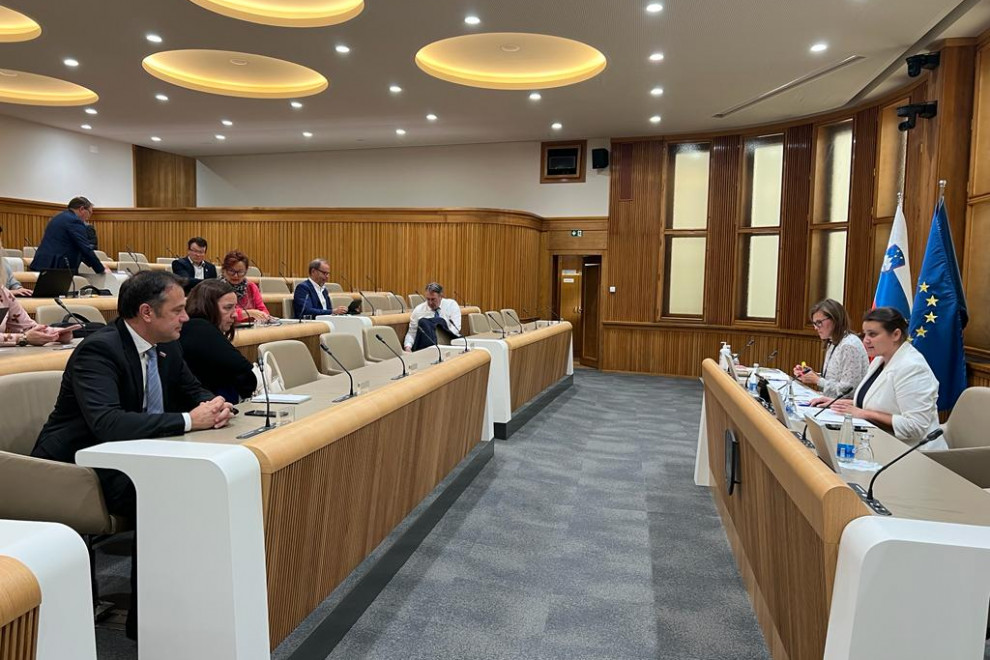 Minister Arčon in državna sekretarka na seji.