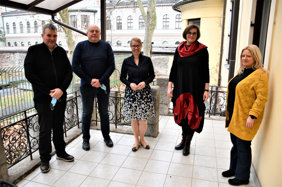 Damjan Malnar, Zoran Ožbolt, dr. Helena Jaklitsch, dr. Barbara Riman, izr. prof. dr. Jasmina Dlačić na terasi urada.