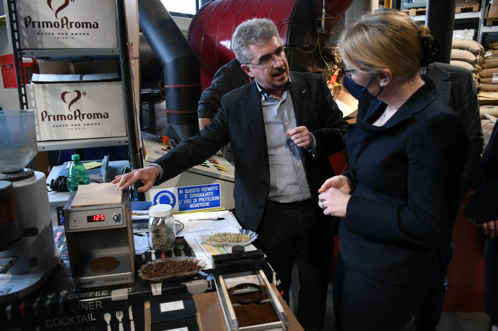 Ministrica in Polojaz med ogledom postopka praženja kave.